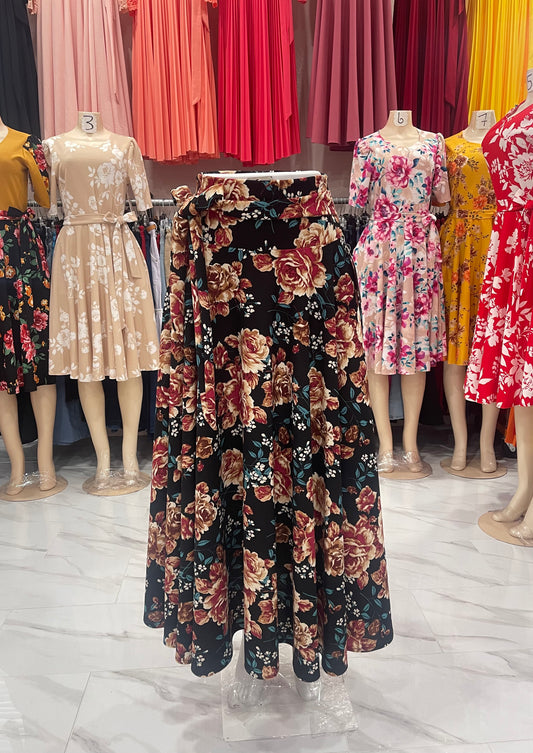 Falda oscura floreada con liston larga