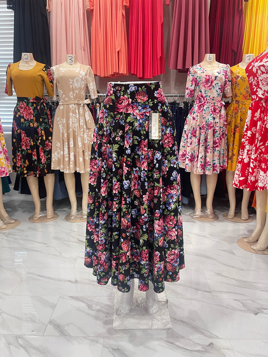 Falda oscura floreada larga