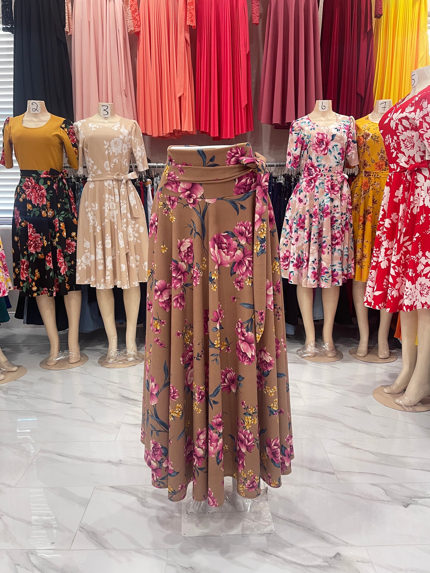 Falda cafe floreada con liston larga