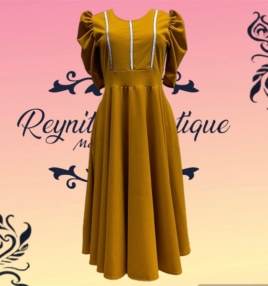 Vestido amarillo con lineas plateadas