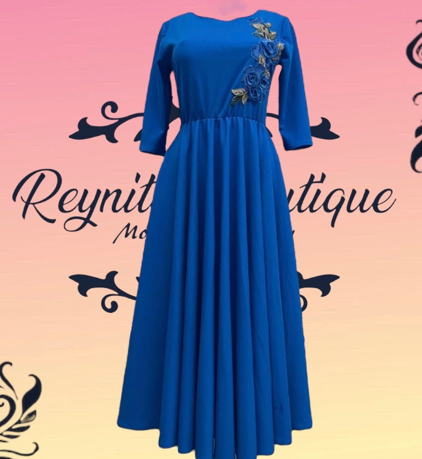 Vestido azul con diseño de rosas azules