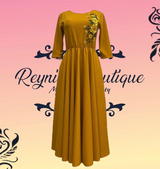 Vestido amarillo con diseño de rosas amarillas