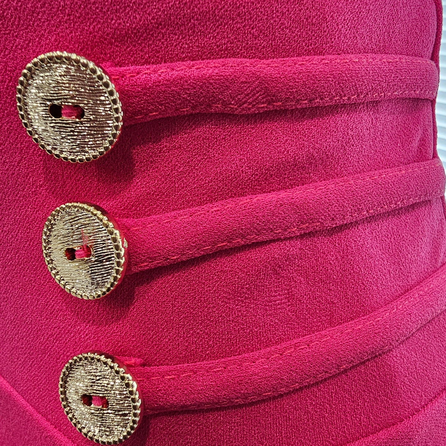 Buttoned skirt with long fuchsia bow