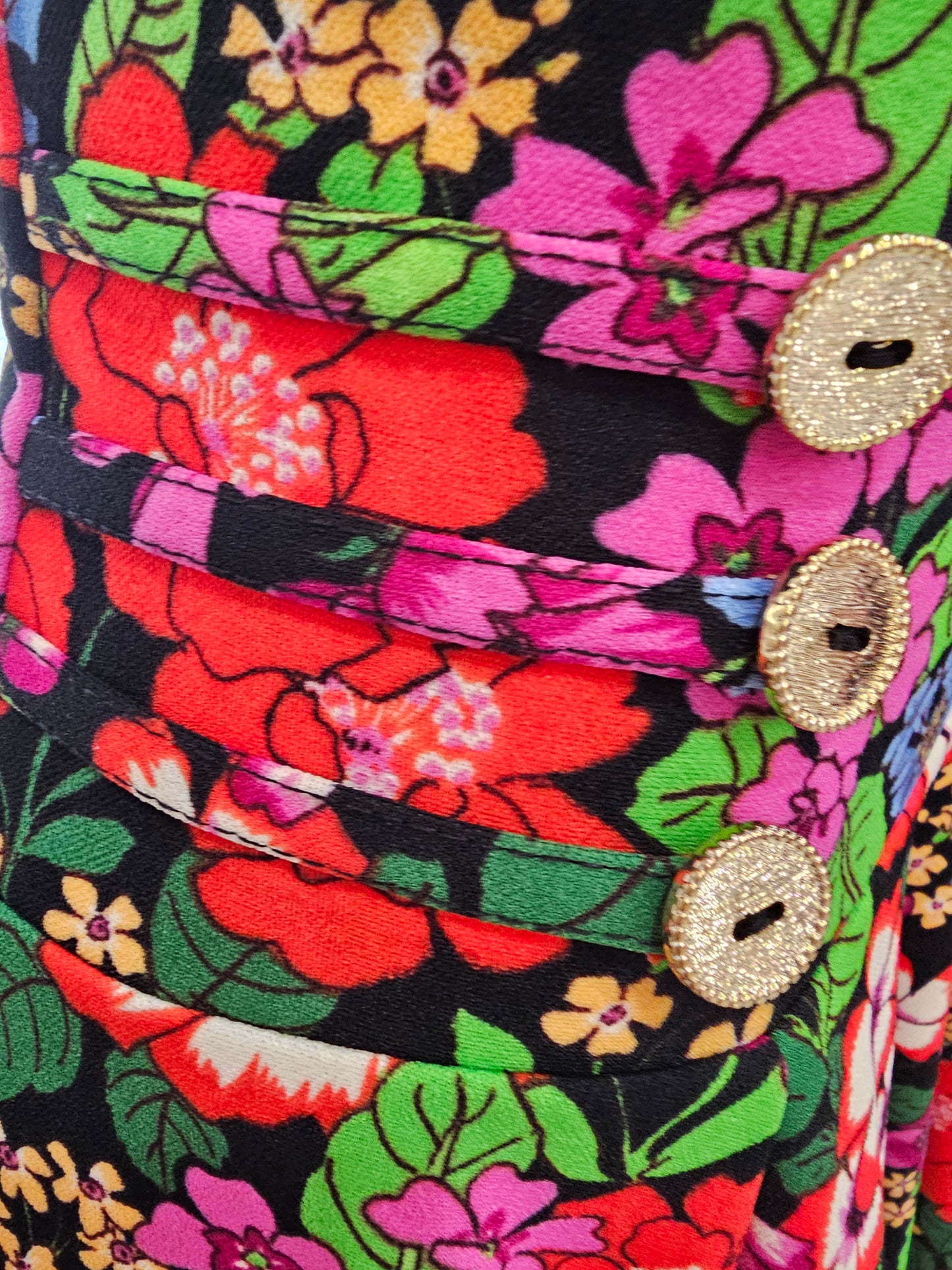 buttoned skirt with bouquet lace