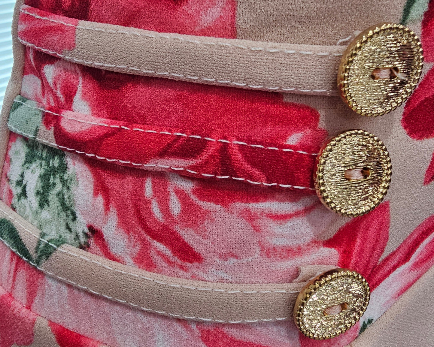 Button skirt with flowery beige lace