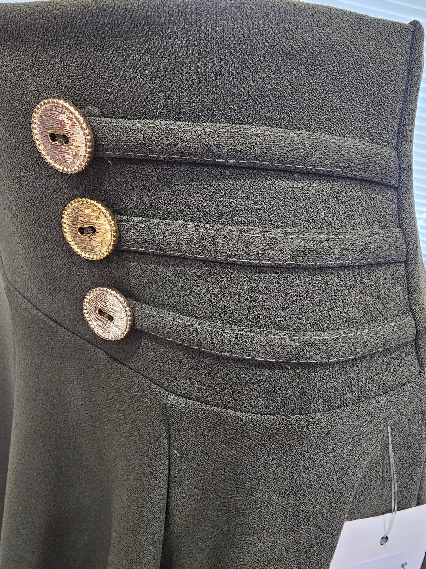 Buttoned skirt with long military green bow