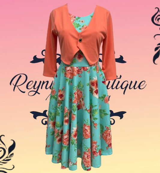 Vestido verde azulado con flores y chaleco salmon