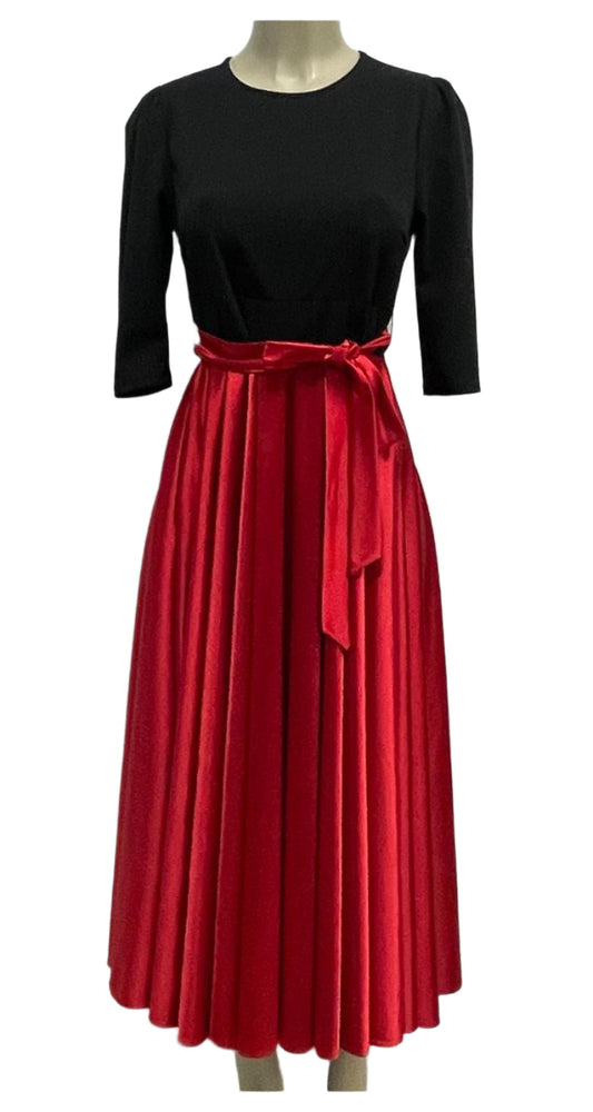 vestido satinada falda rojo y blusa negro