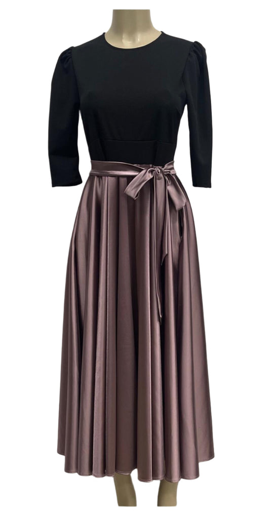 vestido tela satinada morado seniso y blusa negro largo
