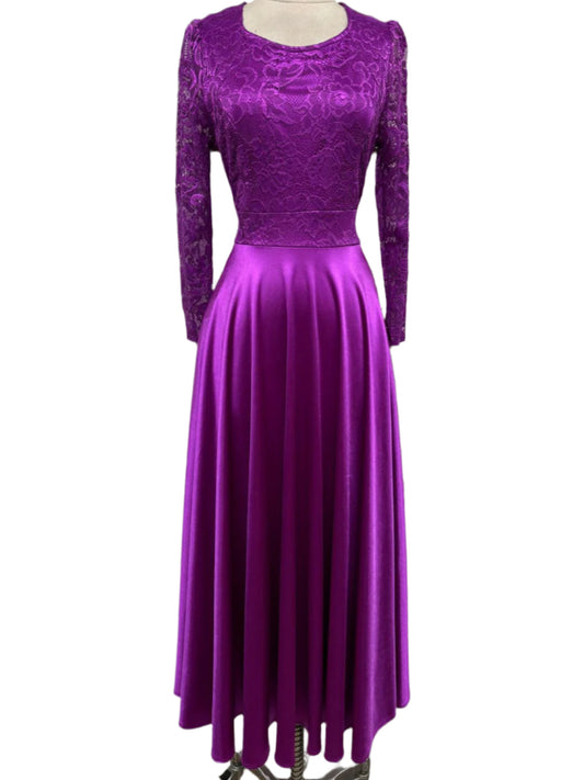 Vestido largo de blonda  morado purpura