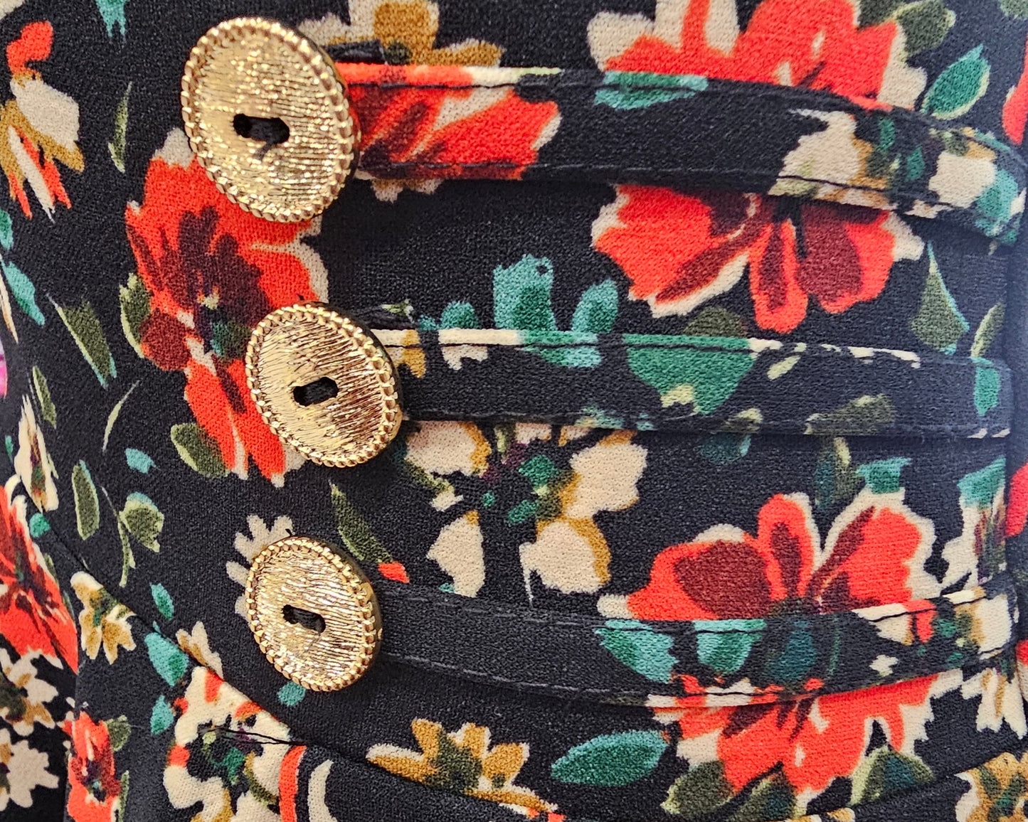 skirt with buttons and black/red floral lace